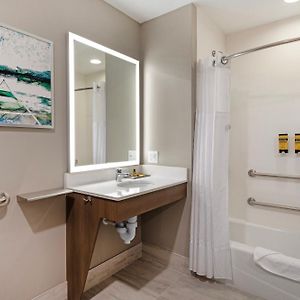 King Suite Bath Tub Disability Access